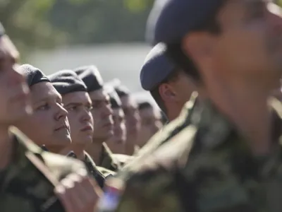 O țară din Balcani reintroduce serviciul militar obligatoriu după 15 ani. Cine va fi chemat în armată