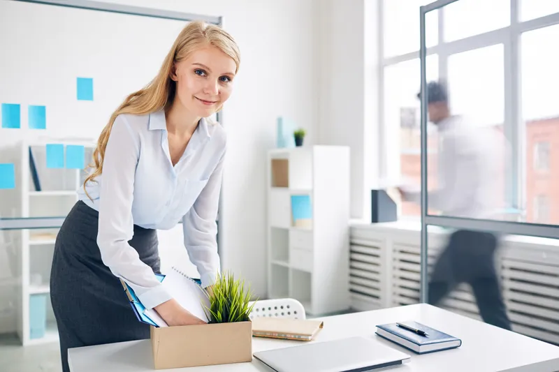 T&acirc;nără la birou - Foto: Freepik