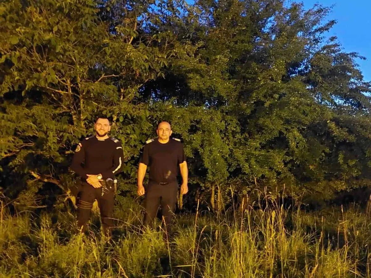 Un băiat a fost salvat de la înec de un prieten cu mâna în ghips. Au intervenit și jandarmii - Foto: oradesibiu.ro