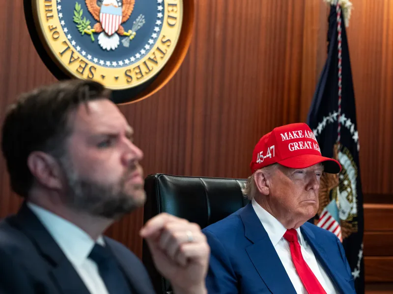 Președintele Donald Trump și vicepreședintele JD Vance în Camera de Situații, urmărind atacurile asupra sitului nuclear Fordow - Foto: Profimedia Images