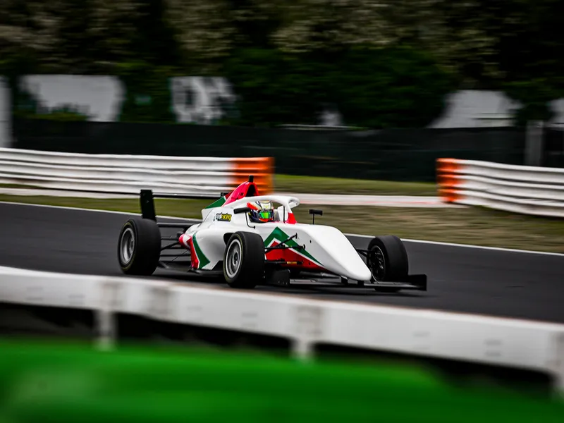 Un pilot român de 15 ani și o echipă 100% românească debutează în 2024 în Formula 4 din Italia - Foto: Bunzac Media