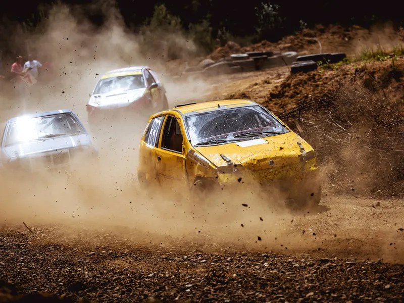 Foto: O roată de la o mașină de rally s-a desprins și a lovit grav două persoane Sursa: Freepik (rol ilustrativ)