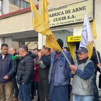 Protest la Fabrica de Arme de la Cugir. Angajații susțin că le-a fost “furat” un contract - FOTO: alba24.ro