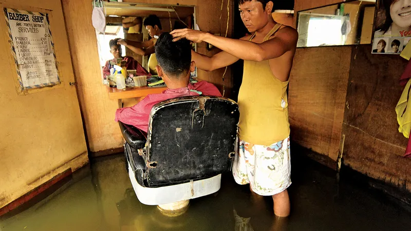 O frizerie din Manila, Filipine, după furtuna tropicală Ketsana din 2009