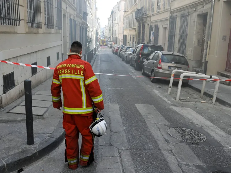 Un ofițer de pompieri de marină se uită pe "rue Tivoli" după ce o clădire s-a prăbușit pe aceeași stradă, în Marsilia - Foto: Profimedia Images