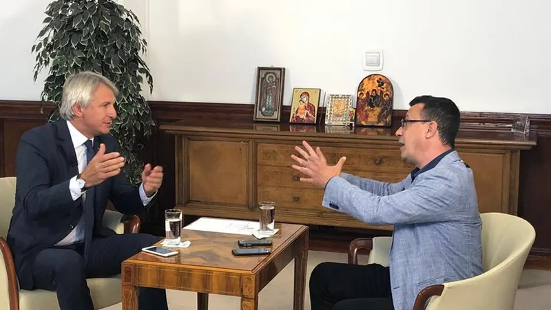 Ministrul de Finanțe, Eugen Orlando Teodorvici, înconjurat de icoane, la un interviu cu Victor Ciutacu Foto: Facebook