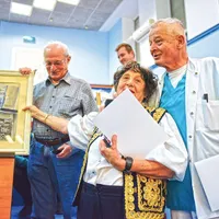 ANIVERSARE  În noiembrie 2018, Spitalul Universitar de Urgență București a împlinit 40 de ani. Ocazie cu care Sorin Oprescu a primit un tablou de la o fostă colegă