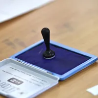 O secţie de vot e în fosta fabrică de încălţăminte din curtea unei biserici. Unde se întâmplă asta? - Foto: INQUAM PHOTOS/Bogdan Danescu (imagine cu caracter ilustrativ)