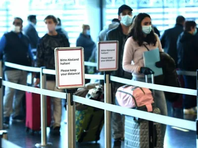 Români pe aeroporturile lumii/FOTO: ziaruldeiasi.ro
