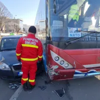 Un autocar închiriat de US Army a intrat pe contrasens și a lovit două mașini parcate Foto: Ziua de Constanța