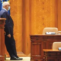 RELAXARE   Raed Arafat în Parlament, contemplând prezidiul gol - Foto: INQUAM PHOTOS/ George Călin