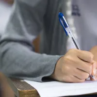 O elevă a fost eliminată din examenul de BAC după ce a fost prinsă cu o cască în ureche - Foto: Arhiva