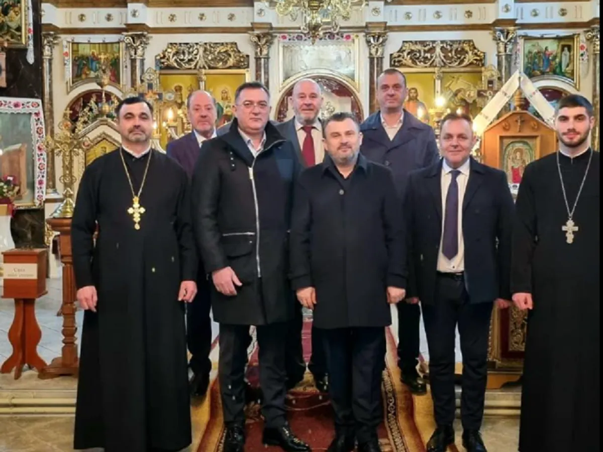 Secretarul de stat pentru românii de pretutindeni, Gheorghe Cârciu, alături de gazdele din Ucraina- Foto: DRP