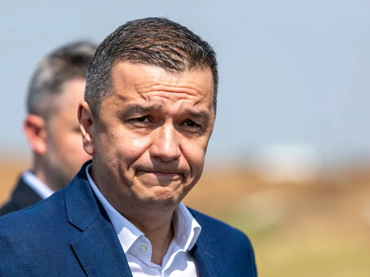 Ministrul Transporturilor, Sorin Grindeanu, verificând stadiul lucrărilor pe un şantier - Foto: INQUAM PHOTOS/Virgil Simionescu
