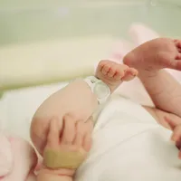 Poliția a deschis un dosar penal după ce o fată de 14 ani a născut acasă un copil. Cine e tatăl? - Foto: Arhiva / imagine cu rol ilustrativ