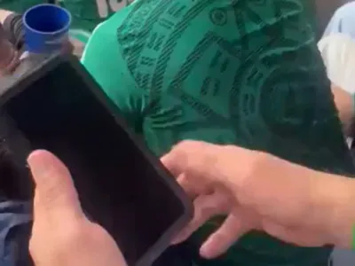 Un bărbat a scos ”telefonul” la Cupa Mondială și a făcut înconjurul lumii! Absolut nimeni nu se aștepta: ”Pe viață”