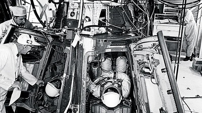 cei doi bărbaţi, la bordul capsulei Gemini 8, gata de decolare