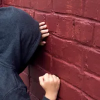 Elev de 15 ani din Bacău, arestat după ce a bătut și umilit doi colegi de clasă. Are antecedente - FOTO: Profimedia