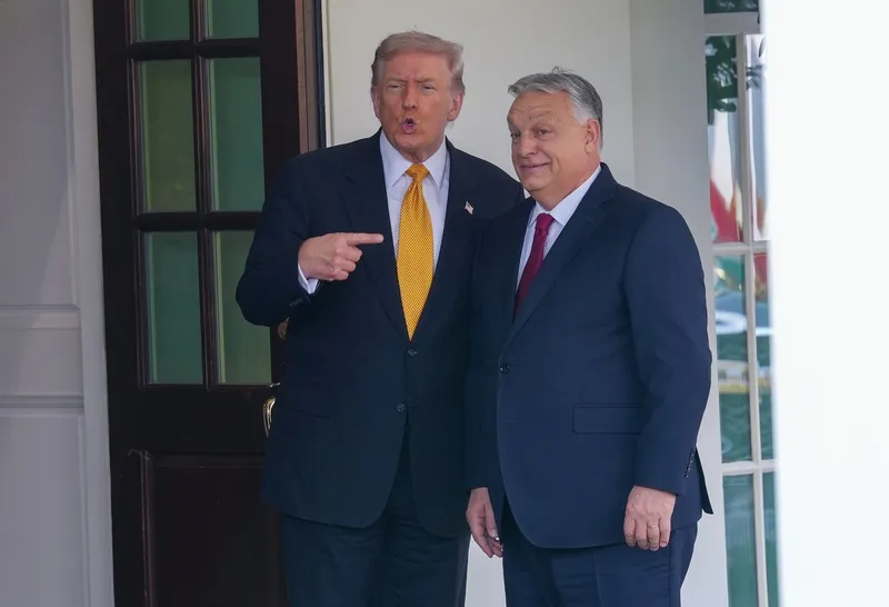 Președintele Donald Trump &icirc;l &icirc;nt&acirc;mpină pe premierul ungar Viktor Orb&aacute;n la Casa Albă - Foto: Profimedia Images