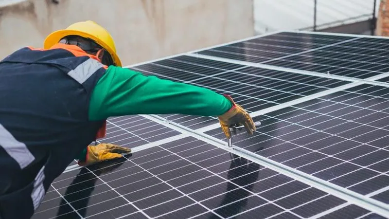 Românii ar putea primi 10.000 € de la UE pentru panouri fotovoltaice și baterie. Condițiile - Foto: Pexels/Los Muertos Crew