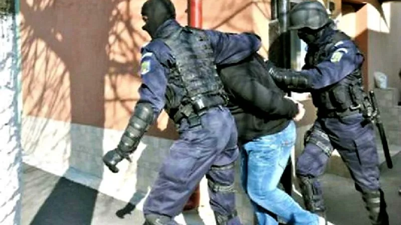 Polițștii sunt nevoiți să lupte și cu hoții deghizați în polițiști Foto: captură Youtube