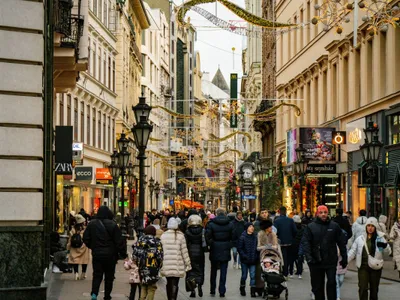 Strada comercială pietonală Vaci, di centrul Budapestei - Foto: Pexels/Elijah Cobb
