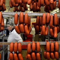 O cunoscută fabrică de cârnați intră în faliment. Angajații pleacă acasă. Supermarketurile, afectate - Foto: Profimedia Images (rol ilustrativ)