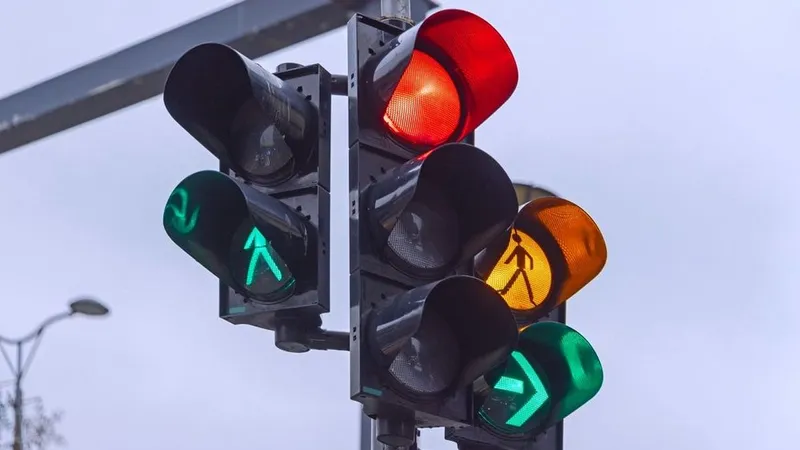 Șoferii au lumină verde de liber dreapta, pietonii au verde pe trecere - Foto: autovit.ro