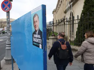 Poster cu Crin Antonescu, afişat lângă Palatul Regal, în centrul Bucureştiului - Foto: INQUAM PHOTOS-George Călin