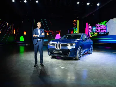 Oliver Rademacher, director general BMW Group România, prezintă BMW iX5 - Foto: Ciprian Mihai