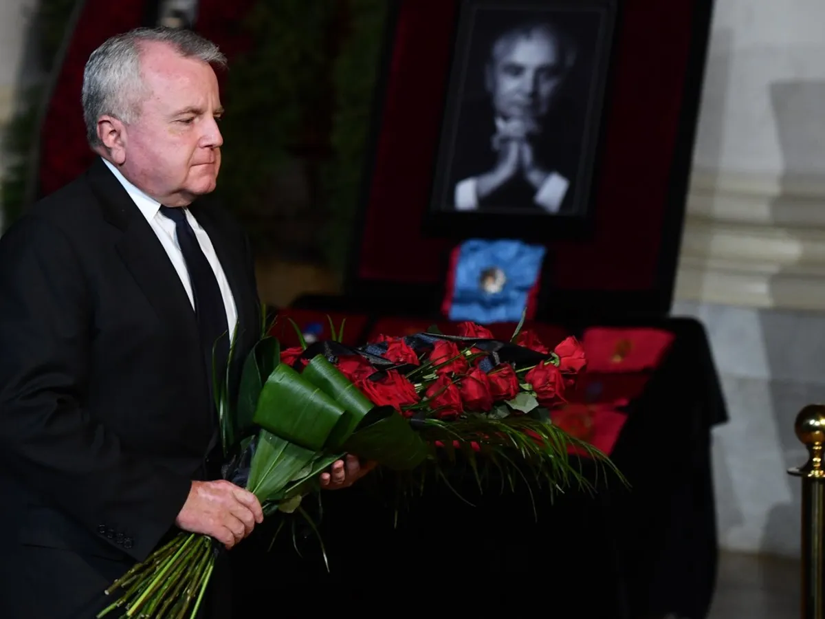 Ambasadorul SUA în Rusia, John J. Sullivan, îi aduce un omagiu fostului președinte sovietic Mihail Gorbaciov în timpul unei ceremonii de comemorare în Sala Coloanelor Casei Sindicatelor din Moscova, Rusia - Foto: Profimedia Images/Evgeny Biyatov 