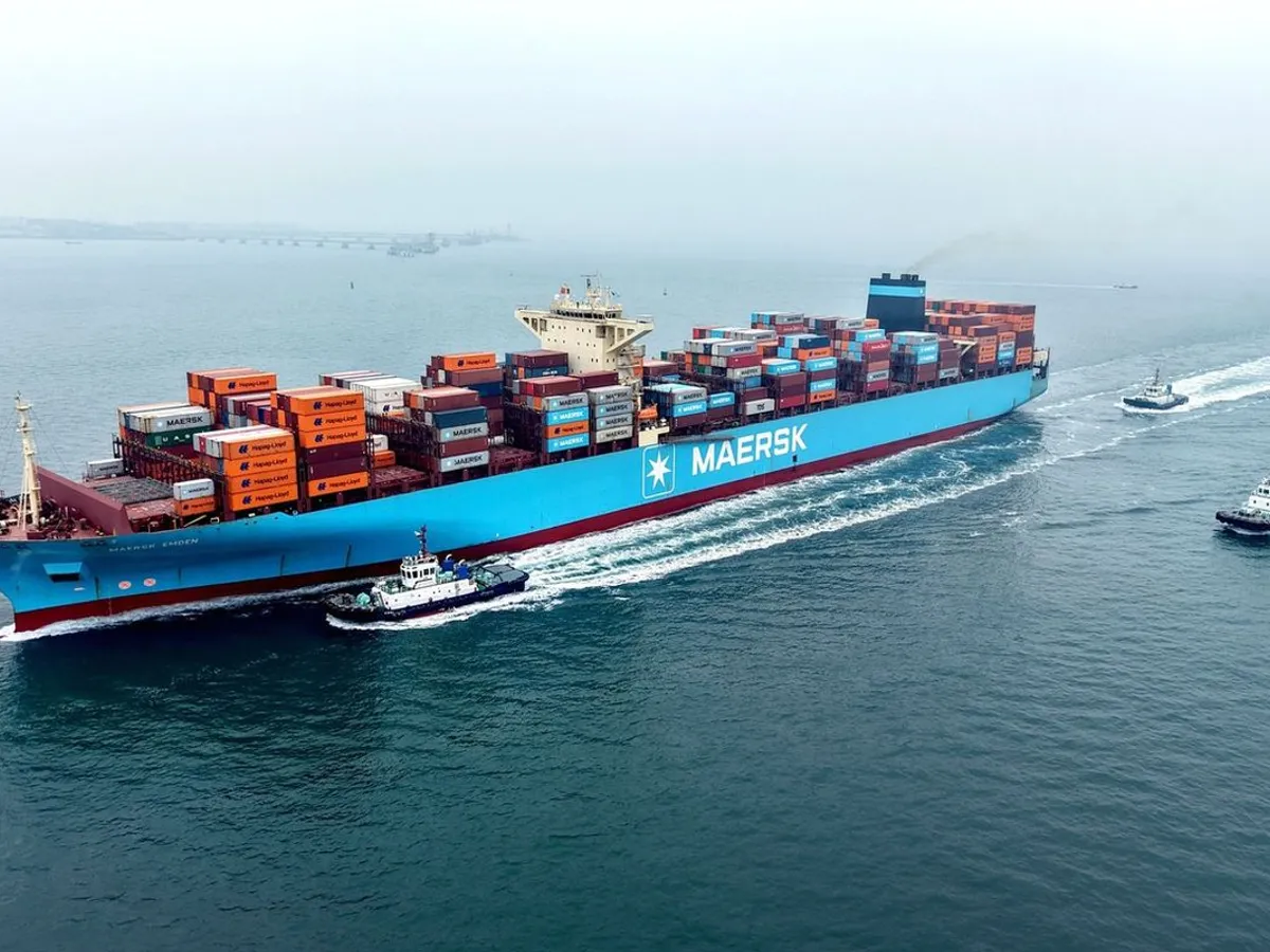 Navă de marfă încărcată cu containere de comerț exterior navighează în portul chinezesc Qingdao - Foto: Profimedia Images
