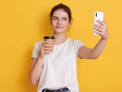 Femeie care își face un selfie - Foto: Freepik (rol ilustrativ)