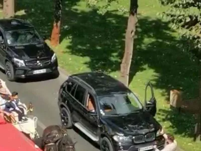 Un alai de nuntă, cu trăsuri și zeci de mașini de lux, a paralizat centrul Aradului. / Foto: captură video