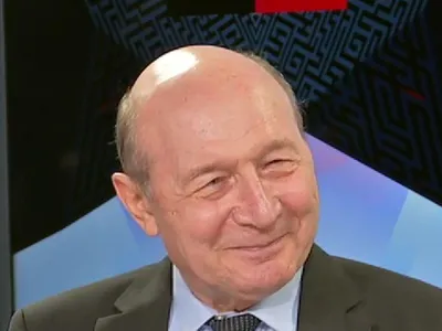 B1TV  Băsescu, mesaj cu subînțeles despre doi dintre candidații la prezidențiale: "Vor reuși acum?" - Foto: b1tv