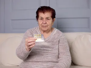 Acces mai ușor la medicamente la pensie. Ce pensie trebuie să ai ca să le cumperi la preț redus? - Foto: Freepik