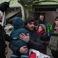 VIDEO Familii din Mariupol își strigă disperarea în secția de terapie intensivă: „Unde ești tată?” / ITV