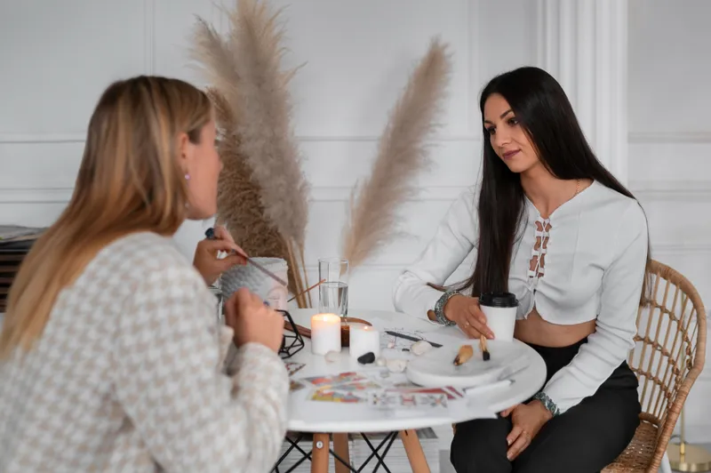 Două femei citesc horoscopul - Foto: Freepik (Imagine cu rol ilustrativ)