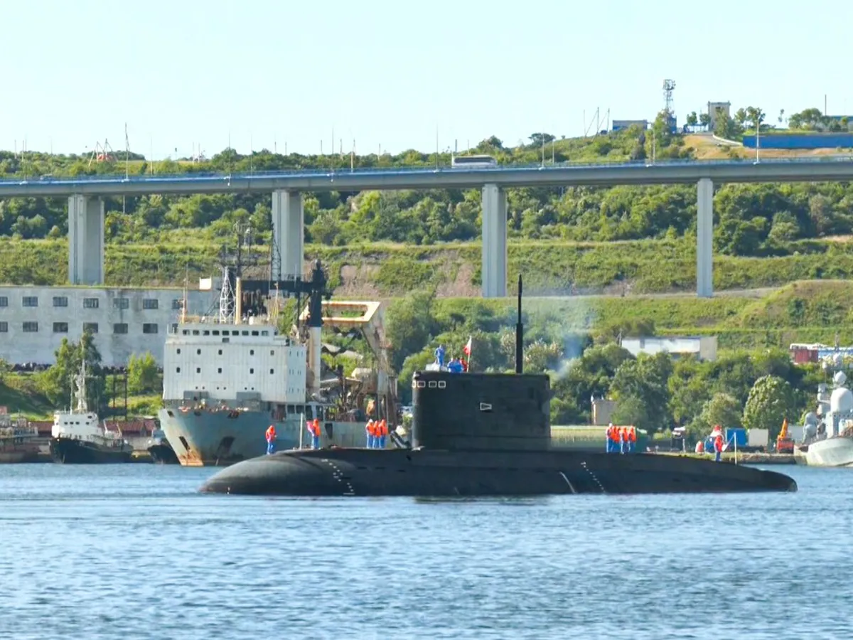 Câte submarine mai are Rusia în Marea Neagră? O dronă de 239.000$ a Ucrainei face praf o navă de 400.000.000$