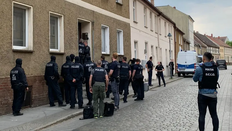 Percheziții într-un dosar de trafic de migranți Foto: Poliția-DIICOT