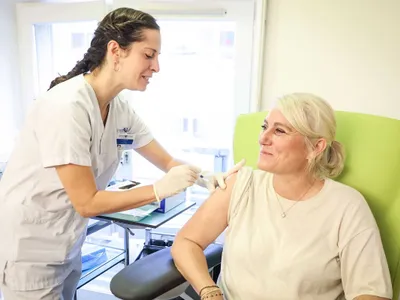 Femeie la vaccinare - Foto: Profimedia (cu rol ilustrativ)