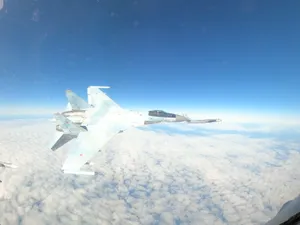 VIDEO Un avion de luptă al Rusiei de 50.000.000$ îi taie fața unui F-16 al SUA. „A venit în picaj” - Foto: X