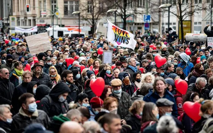 Mii de persoane care se opun măsurilor de combatere a pandemiei de COVID-19 au ieşit sâmbătă să protesteze pe străzile din mai multe oraşe ale Germaniei. / Foto: agerpres.ro