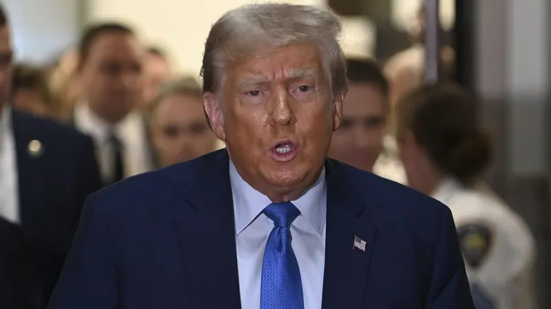 Donald Trump e primul fost preşedinte care se apără la bară - Foto: Profimedia Images