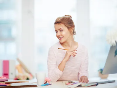 Femeie la birou - Foto: Freepik