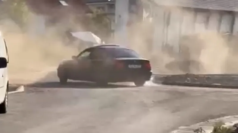 VIDEO Un șofer care făcea drifturi într-un sens giratoriu a rămas fără permis 30 de zile - Foto: captură video