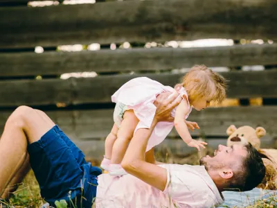 Părinte cu copil - Foto: Freepik (rol ilustrativ)