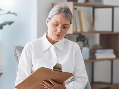 Pensionară luptă cu birocrația la pensie  - Foto: Freepik