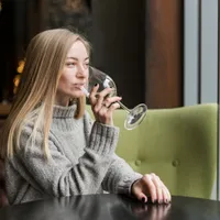 Femeie consumă alcool - Foto: Freepik