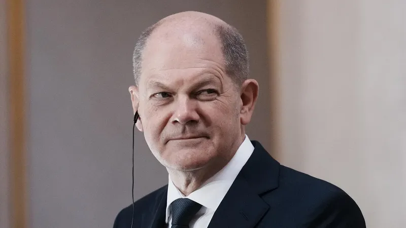 Cancelarul german Olaf Scholz, spionat de STASI în anii '80, când era lider al TSD. / Foto: euronews.com